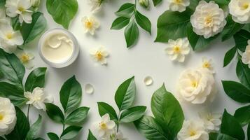Fresco blanco flores y verde hojas rodear un crema tarro en un de madera superficie foto