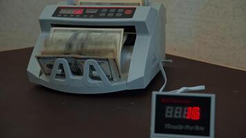 Machine counting dollar banknotes video