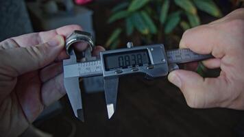 Measurement of the metal part of driving chain with a caliper video