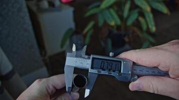 Measurement of the metal part of driving chain with a caliper video