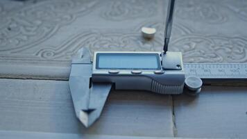 Measurement of the metal part of driving chain with a caliper video
