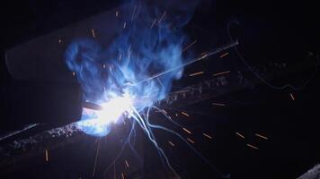 Welder uses torch to make sparks video