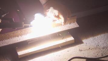 Welder uses torch to make sparks video