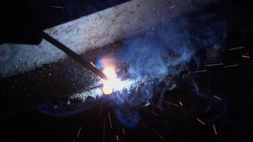 Welder uses torch to make sparks video