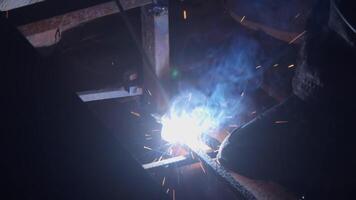 Welder uses torch to make sparks video