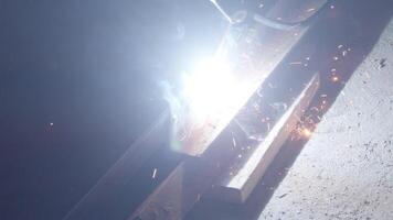 Welder uses torch to make sparks video