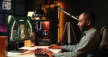 profesional jugador compitiendo en intenso en línea multijugador videojuego, transmisión En Vivo desde vibrante vivo habitación con neón luces. hombre utilizando ordenador personal, teniendo inmersivo experiencia mientras juego de azar, cámara si foto