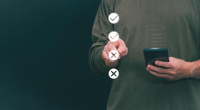 empresarios marca cheque bloques a verificar el exactitud y aprobar o aceptar el acuerdo. en digital documentos concepto de trabajando vía el Internet foto