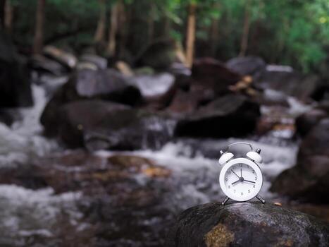 blanco alarma reloj en el rock con corriente como antecedentes. el concepto de mundo turismo día, buscando el Derecha direcciones y viaje foto