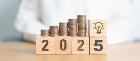 Happy New Year 2025 with Coins stack and lightbulb icon. Business Idea, Creative, Thinking, brainstorm,Money, Budget, investment, financial, savings and New Year Resolution concept photo
