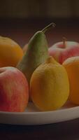 un hermosa arreglo de Fresco frutas desplegado esmeradamente en un plato para presentación video
