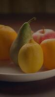 un Fresco surtido de vistoso y delicioso frutas esmeradamente arreglado en un plato video