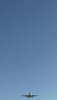 un avion est planant dans une clair bleu ciel, en présentant une beau, expansif vue video