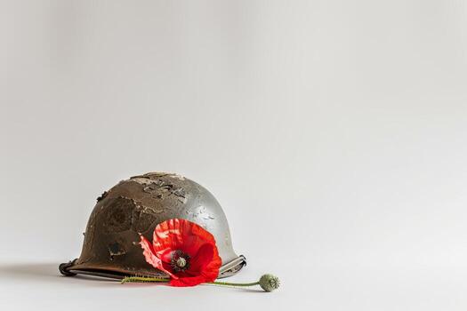 monumento día con un amapola flor metido en un de soldado casco foto