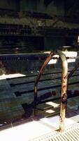 uma enferrujado metal objeto perto a abandonado natação piscina video