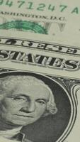 uma detalhado fechar-se do 1 dólar contas destacando a intrincado Projeto e textura do a moeda, simbolizando financeiro crescimento e investimento. video