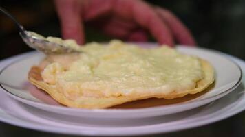 spread custard on a cake unrecognizable pastry chef preparing a layered frosted cake video