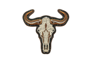 artístico toro cráneo con intrincado diseños, exhibiendo detallado artesanía en rústico, de inspiración tribal decoración, aislado en un transparente antecedentes. png