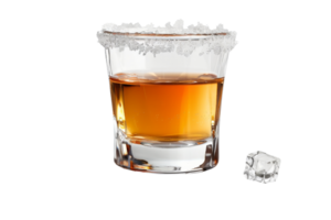 Single Schuss von Whiskey oder Bourbon im ein Glas mit ein Salz- Rand, begleitet durch ein Eis Würfel auf ein transparent Hintergrund. png