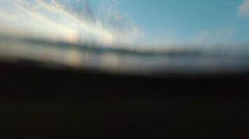 over- en onder rivier- oppervlakte met water reflecties - laag hoek visie. onderwater- spleet visie met golven Bij zonnig zomer dag - langzaam beweging video