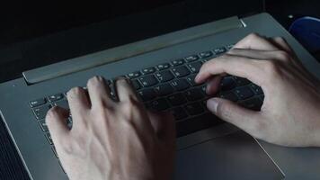 fechar acima homem trabalhando com isto computador portátil e pegue motivação pegajoso Nota com palavra não dar acima video