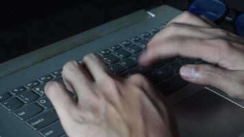 fechar acima homem trabalhando com isto computador portátil e pegue motivação pegajoso Nota com palavra bem feito video