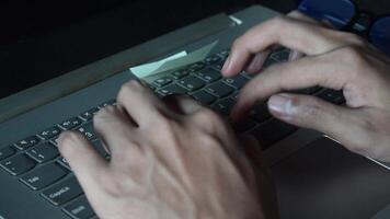 fechar acima homem trabalhando com isto computador portátil e pegue motivação pegajoso Nota com palavra pensar positivo video