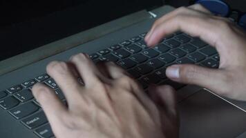 Close up man working with this laptop and get motivation sticky note with word Idea and Lighbulb drawing. video