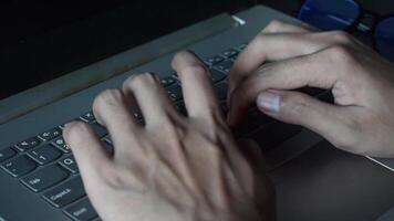 fechar acima homem trabalhando com isto computador portátil e pegue motivação pegajoso Nota com palavra manter indo video