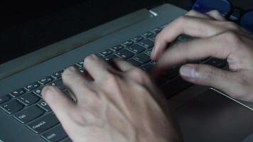 fechar acima homem trabalhando com isto computador portátil e pegue motivação pegajoso Nota com palavra sorrir video