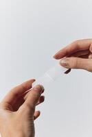 manos participación papel con Copiar espacio, aislado en blanco antecedentes. Perfecto para tu diseño Bosquejo o foto