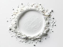 blanco harina circulo en un limpiar superficie, Perfecto para horneando y Cocinando proyectos foto