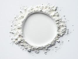 redondo diseño creado con blanco harina en un blanco fondo, ideal para culinario o horneando temas foto