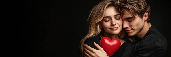 joven Pareja compartiendo un amoroso momento con un corazón símbolo en un oscuro ajuste a noche foto