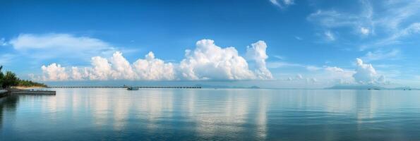 un tranquilo ver de calma aguas debajo un azul cielo y mullido nubes durante el día foto