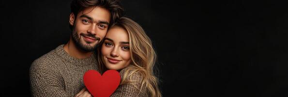 joven Pareja compartiendo un amoroso momento con un corazón símbolo en un oscuro ajuste a noche foto