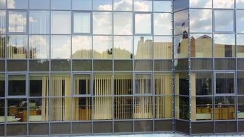 moderne architecture façade, affaires concept. aérien coup de le les fenêtres à Bureau gratte-ciel bâtiment video