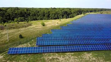 moderno solar estação. solar células dentro poder estação renovável energia a partir de natureza video