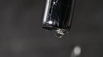 undicht Wasserhahn. tropft klopfen. Wasser Tropfen fallen von Wasserhahn, extrem schließen hoch. verschwendet Wasser laufen. Installation Themen. undicht klopfen, Makro schließen hoch. speichern Wasser undicht Wasserhahn Ventil Speichern Familie Budget video