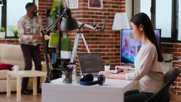 Programas desenvolvedor tipos programação código dentro uma acolhedor casa escritório configurar. ásia mulher codificação para nuvem Informática em dela computador portátil, aumenta produtividade para Programas desenvolvimento. Câmera b. video