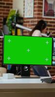 vertical masculino editor trabajos en un película proyecto en un creativo software siguiente a croma llave, multitarea Entre cronograma edición y color calificación utilizando doble monitores y tecnología herramientas. cámara b. video