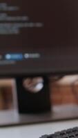 vertical ásia programador visto digitando código para uma do utilizador interface Projeto em dual monitores, trabalhando dentro uma digital área de trabalho. mulher codificador trabalhando em Programas Engenharia e frente fim desenvolvimento. Câmera b. video