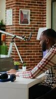vertical africano americano Programas desenvolvedor trabalho em programação código em uma computador portátil dentro controlo remoto área de trabalho. produtivo isto engenheiro trabalhando em codificação, Programas Projeto e Internet segurança inovação. Câmera uma. video