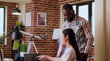 diverso Programas desenvolvedores equipe codificação em uma computador portátil dentro uma acolhedor casa escritório, trabalhando em uma Novo programa ou aplicativo desenvolvimento. especialistas dentro isto promover programação língua e controlo remoto tecnologia trabalhar. Câmera b. video
