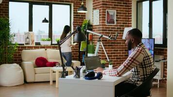 africano americano Programas desenvolvedor trabalho em programação código em uma computador portátil dentro controlo remoto área de trabalho. produtivo isto engenheiro trabalhando em codificação, Programas Projeto e Internet segurança inovação. Câmera uma. video