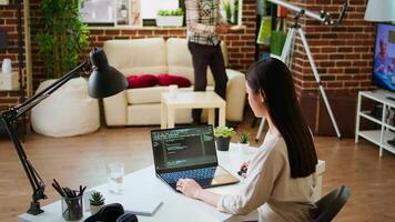 Programas desenvolvedor tipos programação código dentro uma acolhedor casa escritório configurar. ásia mulher codificação para nuvem Informática em dela computador portátil, aumenta produtividade para Programas desenvolvimento. Câmera uma. video