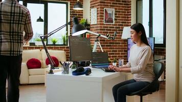 isto especialista tipos código em dual monitores dentro uma acolhedor casa escritório enquanto trabalhando remotamente. ásia mulher usa programação língua para produtividade dentro codificação e Internet segurança. Câmera uma. video