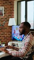 vertical africano americano Programas engenheiro trabalho em uma computador portátil digitando código para uma desenvolvimento projeto. técnico especialista multitarefa, depuração e usando avançado digital Ferramentas para codificação. Câmera uma. video