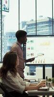 vertical dentro uma multinacional empresa, consultivo borda encontro para discutir global estratégias e trabalhos em finança planejamento. gerentes garantindo a integração do desenvolvimento para dirigir lucratividade. Câmera b. video
