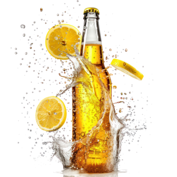 flottato birra bottiglia con spruzzi liquido e Limone fetta su aria isolato su trasparenza sfondo png